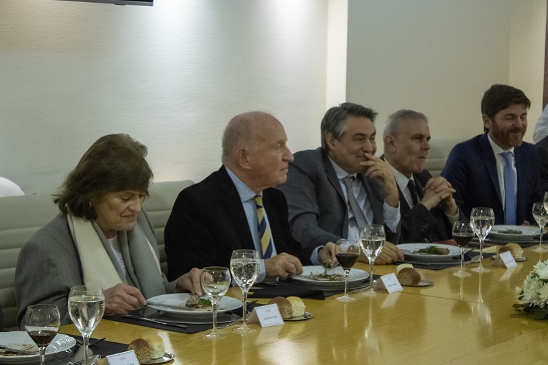 María Angélica Gelli, Daniel Sabsay, Gastón O'Donell (rector de UCES), Enrique del Percio (rector de la Universidad de San Isidro) y Andrés Basso (presidente de la AMFJN) fueron parte del encuentro.